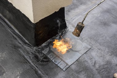 Kaplama ve izolasyon İtalya bir çatı yenileme sırasında su yalıtım döşeme