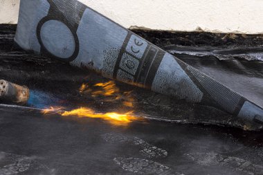 Kaplama ve izolasyon İtalya bir çatı yenileme sırasında su yalıtım döşeme