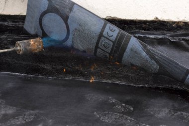 Kaplama ve izolasyon İtalya bir çatı yenileme sırasında su yalıtım döşeme