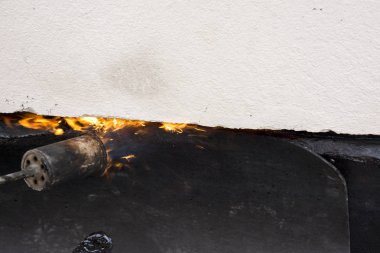 Kaplama ve izolasyon İtalya bir çatı yenileme sırasında su yalıtım döşeme