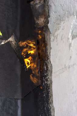 Kaplama ve izolasyon İtalya bir çatı yenileme sırasında su yalıtım döşeme