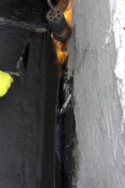 Kaplama ve izolasyon İtalya bir çatı yenileme sırasında su yalıtım döşeme