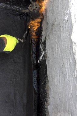 Kaplama ve izolasyon İtalya bir çatı yenileme sırasında su yalıtım döşeme