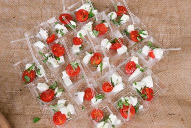 bir İtalyan restoranında soğuk et ve peynir mezeler