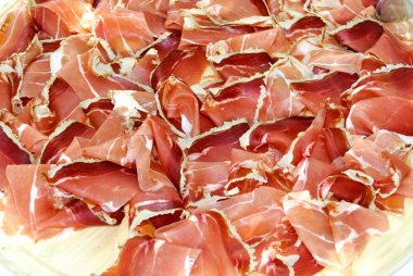 bir İtalyan restoranında soğuk et ve peynir mezeler