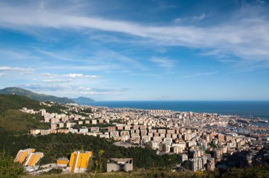 dağlardan görülen Cenova şehrinin panoraması