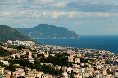 dağlardan görülen Cenova şehrinin panoraması