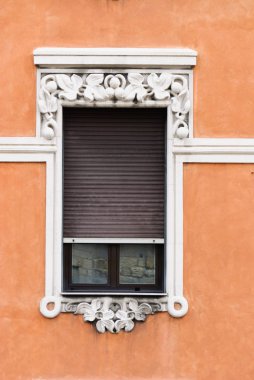 İtalya'da Cenova şehrinin antik bir binada dekore pencereler