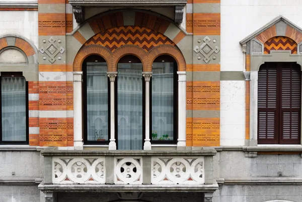 Fenêtres Décorées Dans Ancien Bâtiment Ville Gênes Italie — Photo