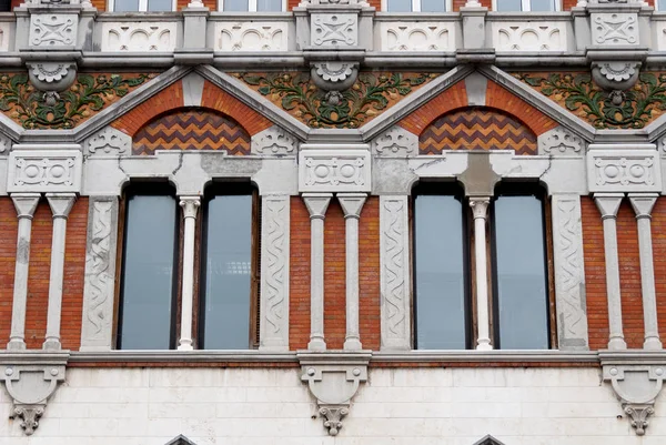 Dekorerade Fönster Gammal Byggnad Staden Genua Italien — Stockfoto
