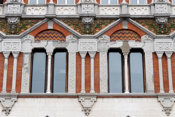 Fenêtres Décorées Dans Ancien Bâtiment Ville Gênes Italie — Photo