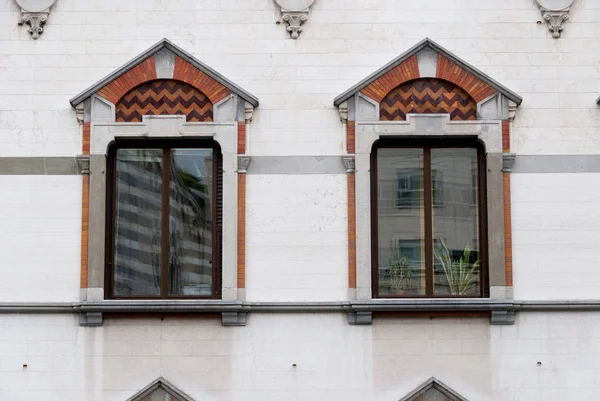Dekorovaná Okna Starověké Budově Města Janov Itálii — Stock fotografie
