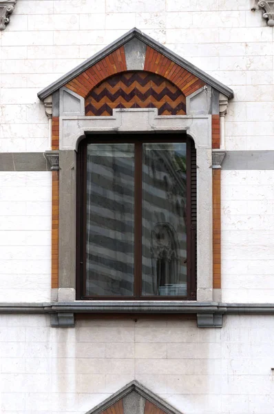 Dekorierte Fenster Einem Antiken Gebäude Der Stadt Genua Italien — Stockfoto