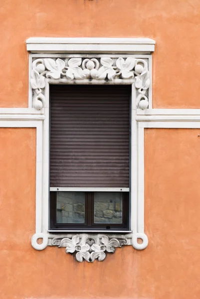 Ventanas Decoradas Antiguo Edificio Ciudad Génova Italia —  Fotos de Stock