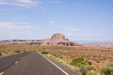 Amerika Birleşik Devletleri'nde Goblin devlet parkı üzerinde yol