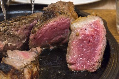 Floransa'da bir restoranda Floransa biftek