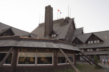 Wyoming Yellowstone Milli Parkı'nda eski sadık havzasında antik yapı
