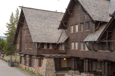 Wyoming Yellowstone Milli Parkı'nda eski sadık havzasında antik yapı