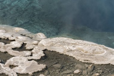 Wyoming Yellowstone Milli Parkı'nda eski sadık havzasında Gayzer ve kaplıca