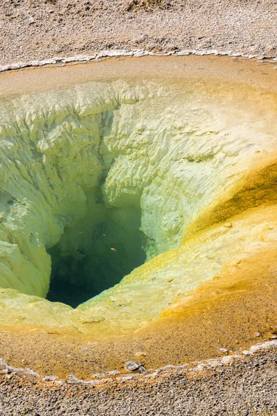 Wyoming Yellowstone Milli Parkı Nda Eski Sadık Havzasında Gayzer Kaplıca — Stok fotoğraf