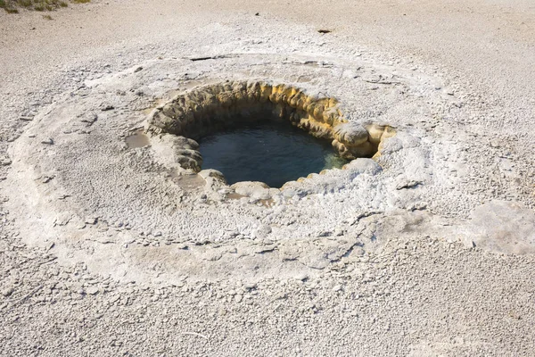 Wyoming Yellowstone Milli Parkı Nda Eski Sadık Havzasında Gayzer Kaplıca — Stok fotoğraf