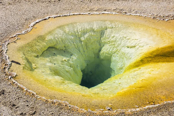 Wyoming Yellowstone Milli Parkı Nda Eski Sadık Havzasında Gayzer Kaplıca — Stok fotoğraf