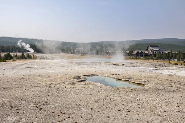 Wyoming Yellowstone Milli Parkı'nda eski sadık havzasında Gayzer ve kaplıca