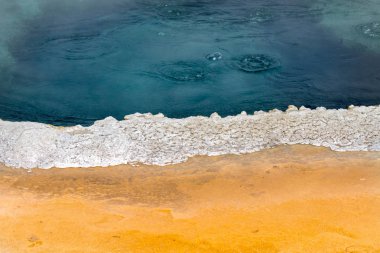 Wyoming Yellowstone Milli Parkı'nda eski sadık havzasında Gayzer ve kaplıca