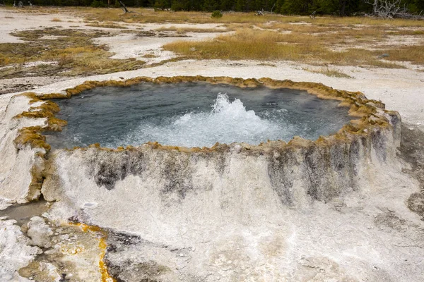 Gejzér Meleg Tavasz Régi Hűséges Medencében Yellowstone Nemzeti Parkban Wyoming — Stock Fotó