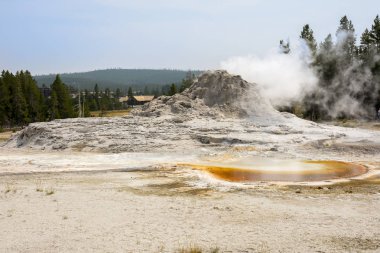 Wyoming Yellowstone Milli Parkı'nda eski sadık havzasında Gayzer ve kaplıca