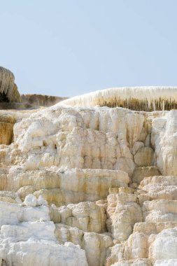 Amerika 'da Wyoming 'deki mamut kaplıcalarda termal yaylar ve kireçtaşı oluşumları