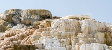 Amerika 'da Wyoming 'deki mamut kaplıcalarda termal yaylar ve kireçtaşı oluşumları
