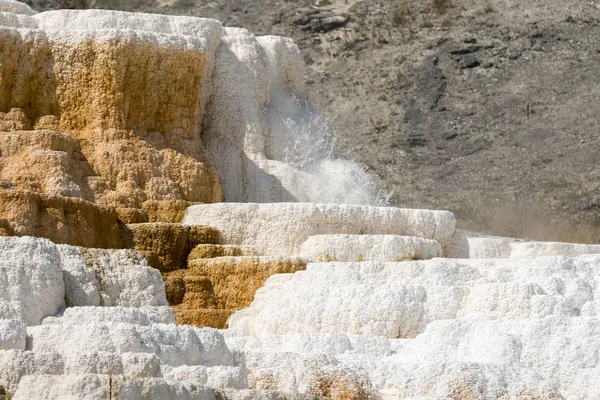 Źródła Termalne Formacje Wapienne Gorących Źródłach Mamuta Wyoming Ameryce — Zdjęcie stockowe