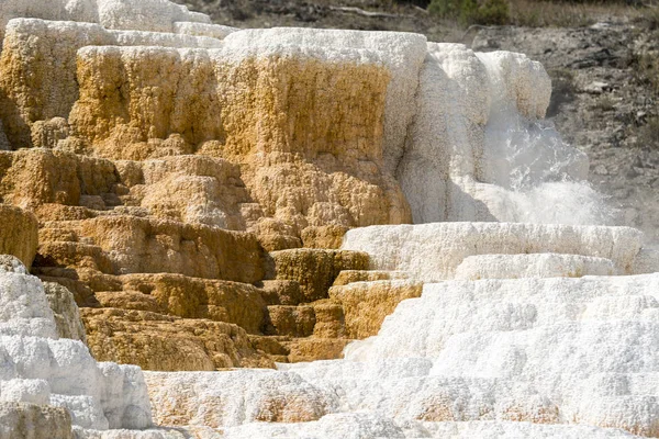 アメリカのワイオム温泉における温泉と石灰岩の形成 — ストック写真