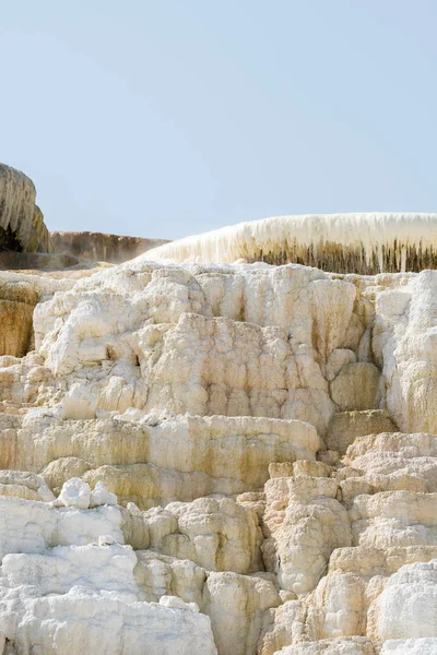 Amerika 'da Wyoming 'deki mamut kaplıcalarda termal yaylar ve kireçtaşı oluşumları