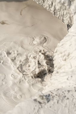 Amerika 'da Wyoming 'de Yellowstone Milli Parkı 'nda kaynama ve sütlü çamur birikintisi