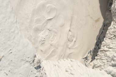 Amerika 'da Wyoming 'de Yellowstone Milli Parkı 'nda kaynama ve sütlü çamur birikintisi