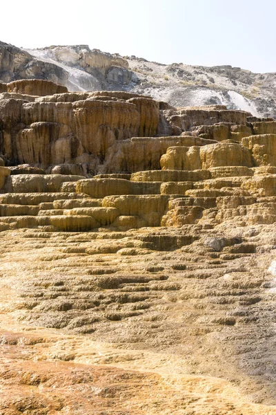 美国怀俄明州巨型温泉的温泉和石灰岩地层 — 图库照片