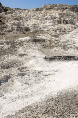 Amerika 'da Wyoming 'deki mamut kaplıcalarda termal yaylar ve kireçtaşı oluşumları