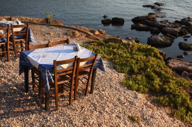 Yunanistan 'da Anavyssos' ta günbatımı plaj restoranı