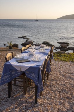 Yunanistan 'da Anavyssos' ta günbatımı plaj restoranı