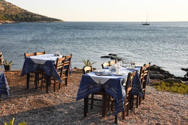 Yunanistan 'da Anavyssos' ta günbatımı plaj restoranı