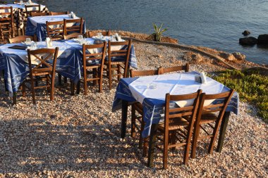 Yunanistan 'da Anavyssos' ta günbatımı plaj restoranı