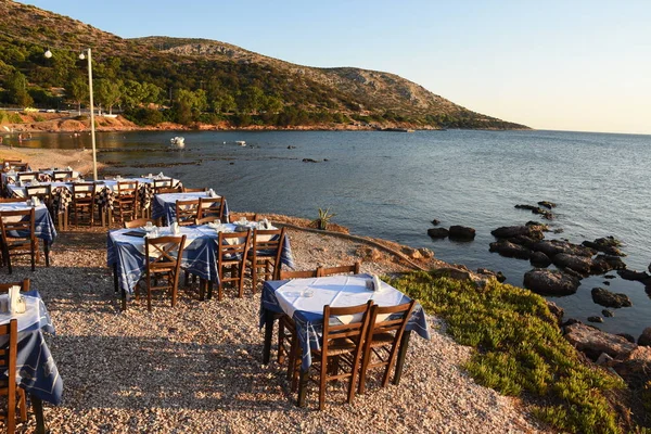 Yunanistan 'da Anavyssos' ta günbatımı plaj restoranı