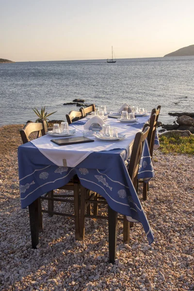 Yunanistan 'da Anavyssos' ta günbatımı plaj restoranı