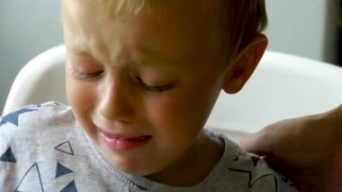 otistik çocuk asistan öğretmen atama sırasında duygularını gösterir