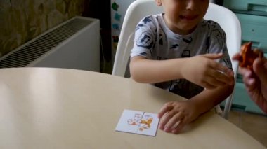 otistik çocuk bir öğretmenin ödevini tamamlarken yaramaz - bir bulmaca resmi yakından toplama