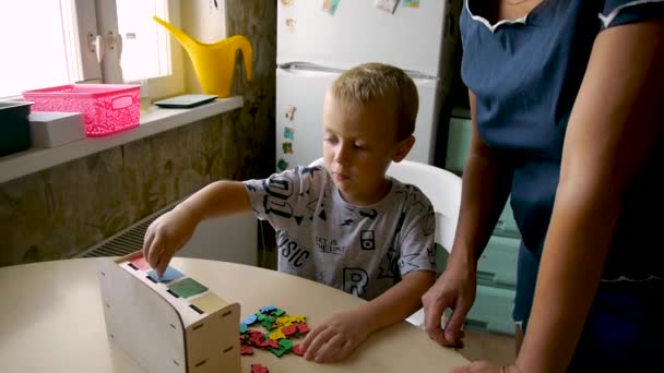Otistik Çocuk Sınıfta Şekil Renklerde Bulmaca Toplar — Stok video
