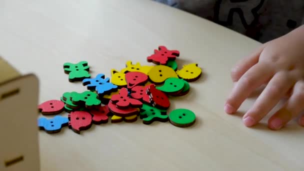 Niño Autista Recoge Rompecabezas Formas Colores Clase Primer Plano — Vídeo de stock