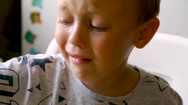 Uma Criança Autista Coleta Quebra Cabeças Coloridos Formas Com Ajuda — Vídeo de Stock
